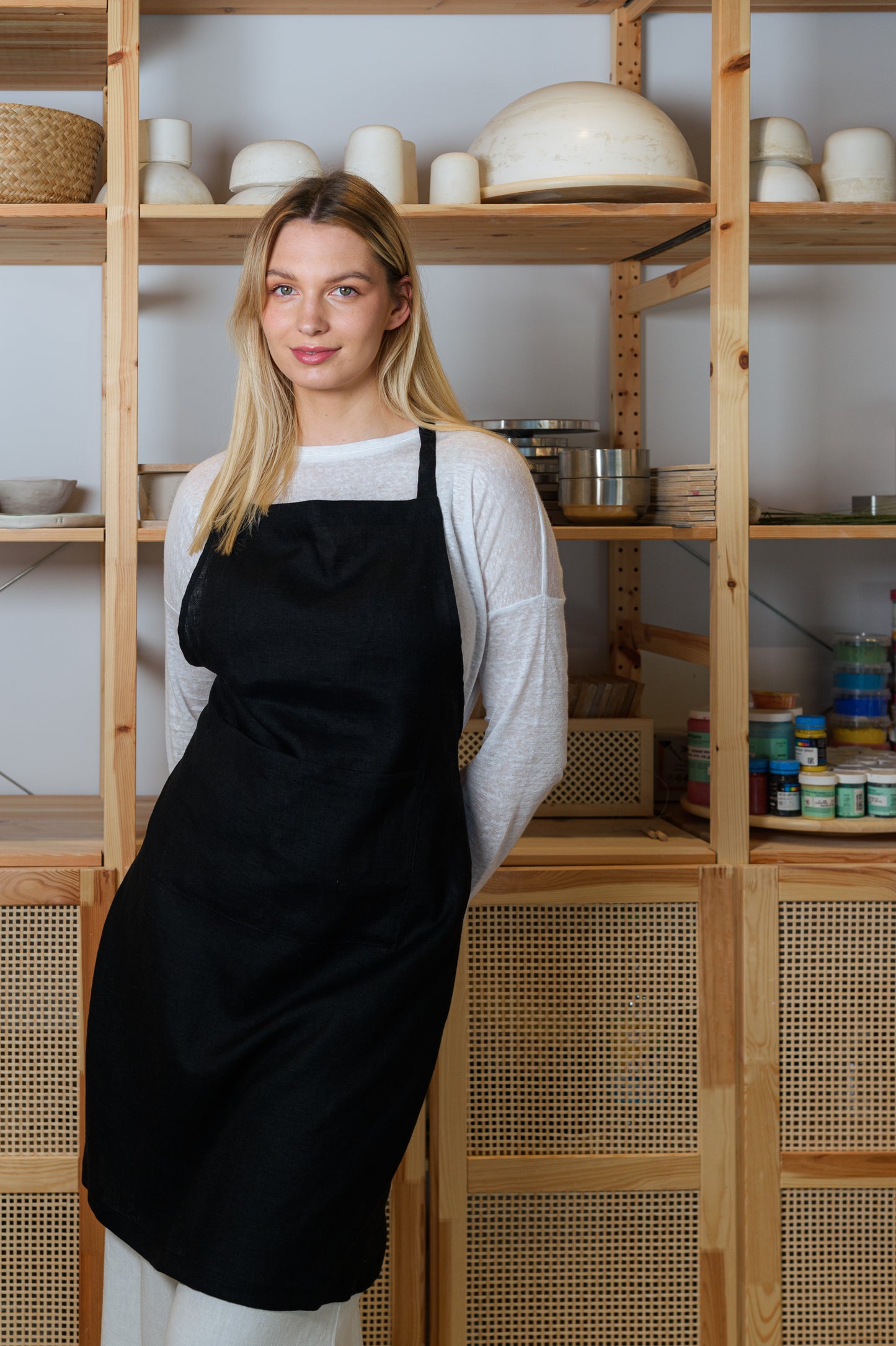 Leinenschürze mit Taschen in Schwarz