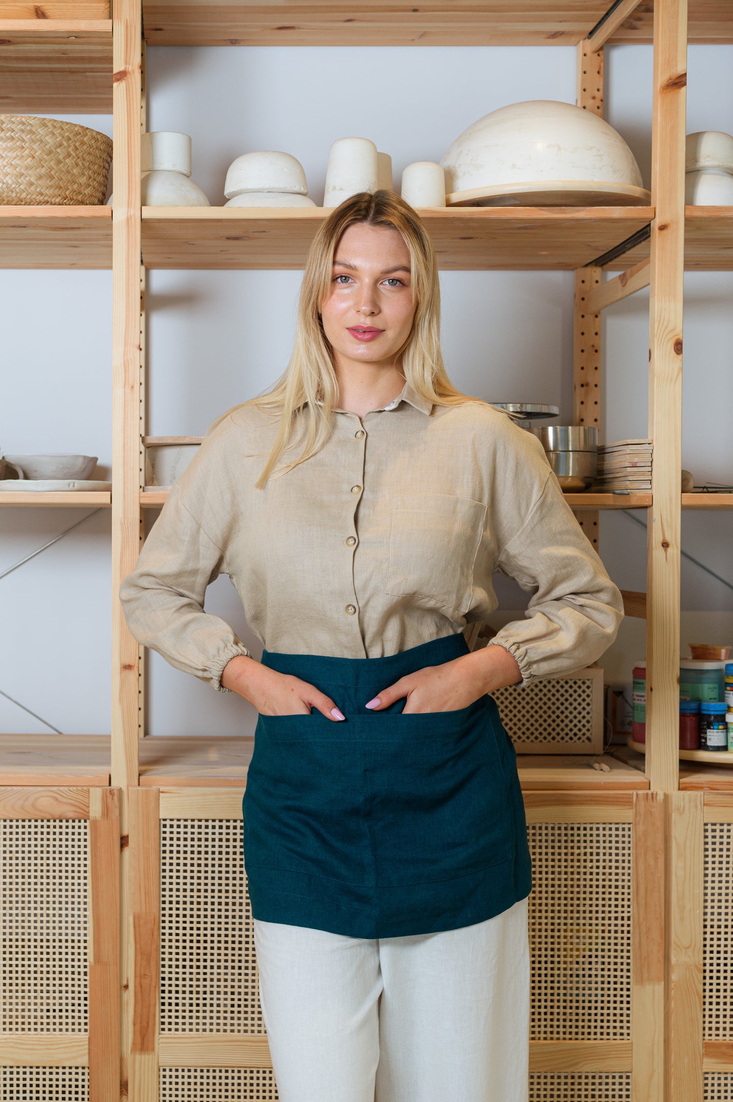Leinenschürze mit Taschen in Olivgrün
